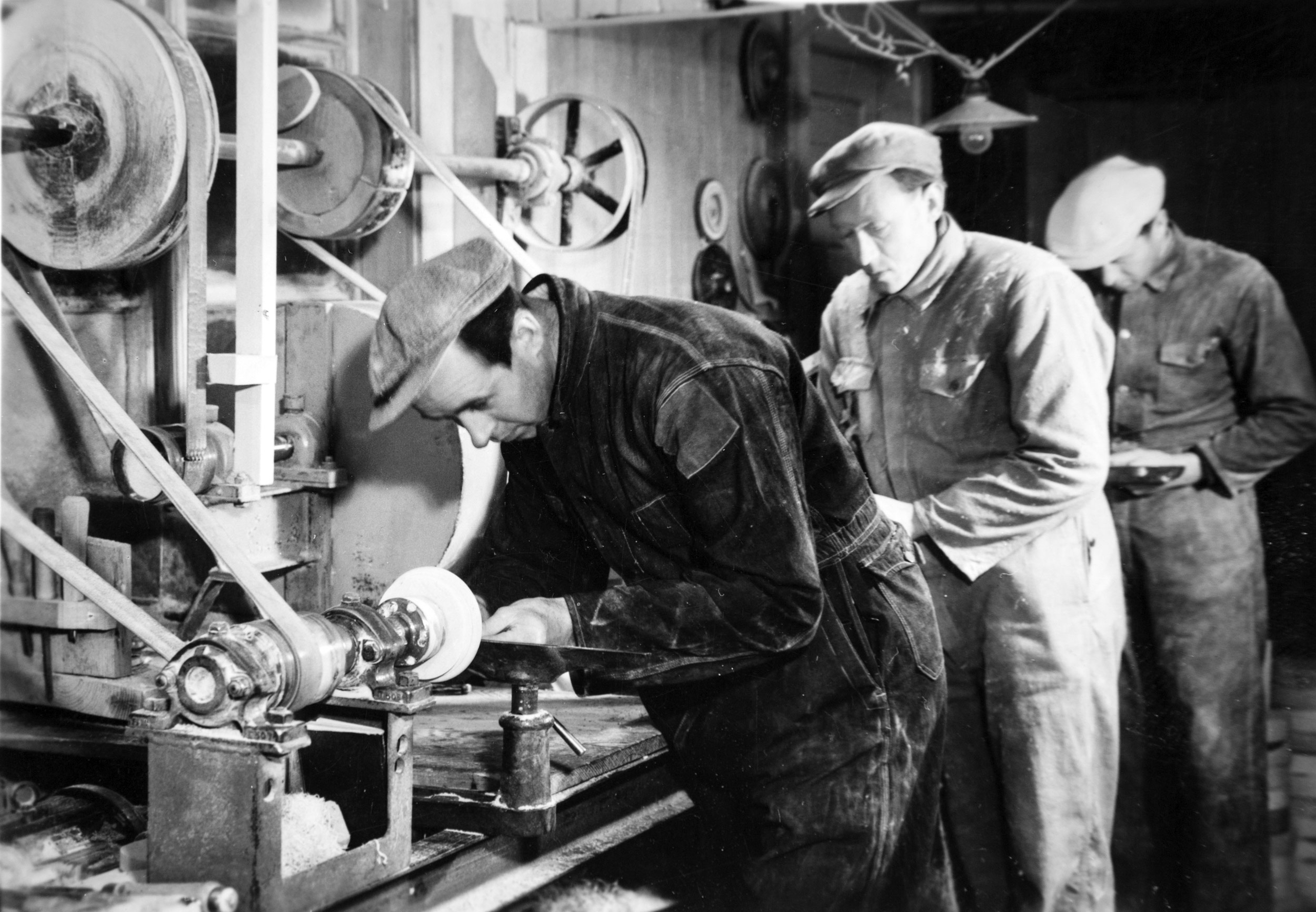 Første tida: Peder, Daniel og Arne Brekke dreier askebeger i dei tronge lokala på Gamlemeieriet. ca. 1950. Foto frå Jubileumsboka.