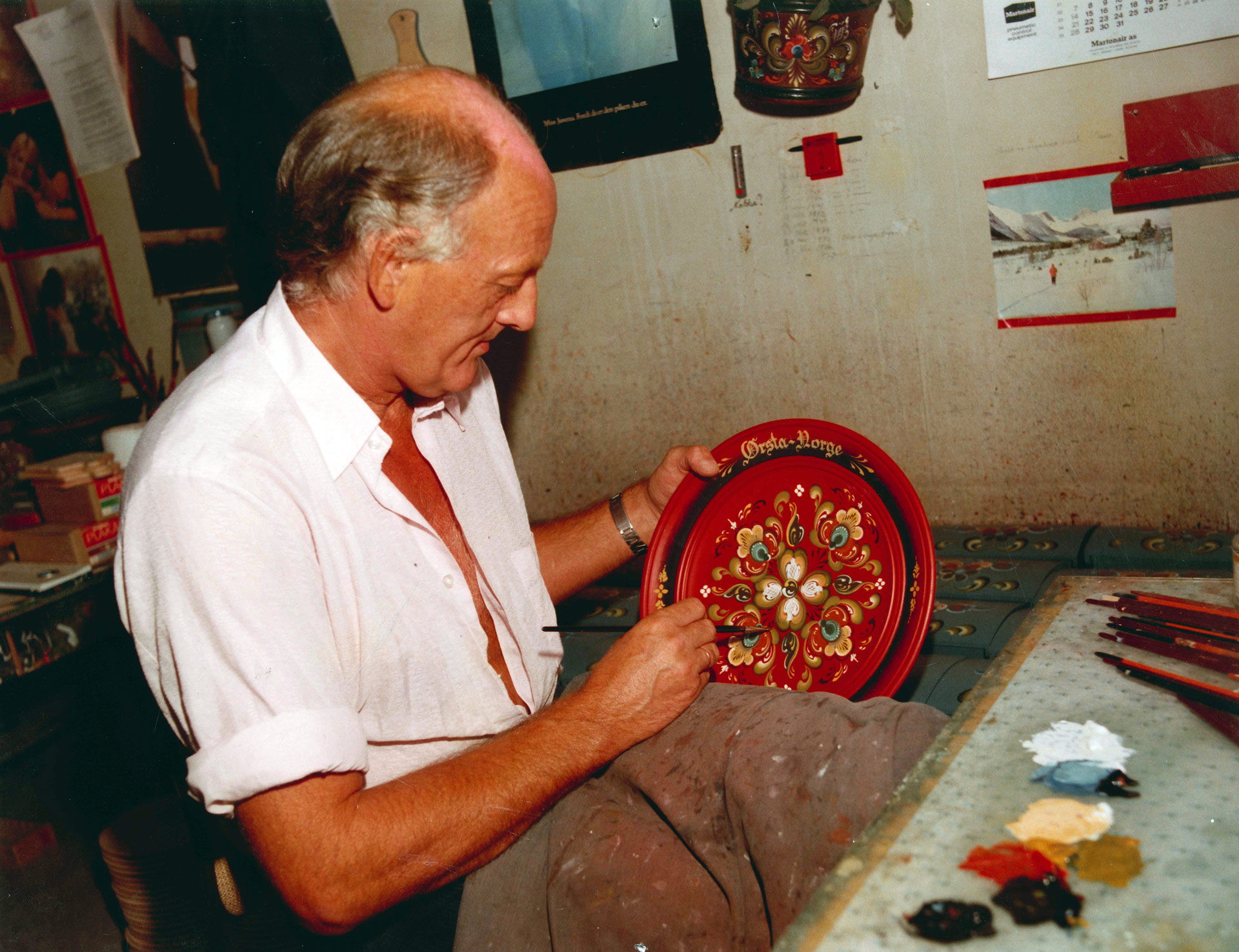 Rosemåling: Knut Rishaug var ein av dei som dekorerte souvenirane og pyntetinga frå Brødr. Øyehaug. Foto frå Jubileumsboka
