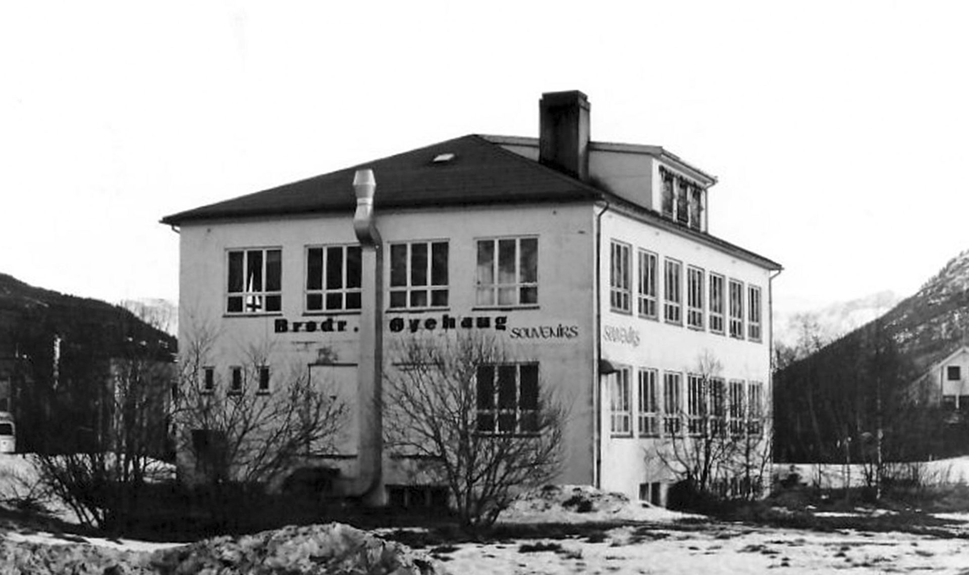 Holmegata: Fabrikkbygninga i Holmegata vart tatt i bruk i 1955. Foto frå Jubileumsboka