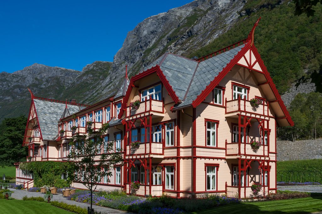 Sveitserstilhus, herskapelig hotell med utsmykning og detaljer produsert i Brødrene Øyehaug